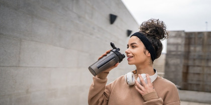 Ile wody naprawdę potrzebujesz? Obalamy mity o nawodnieniu organizmu